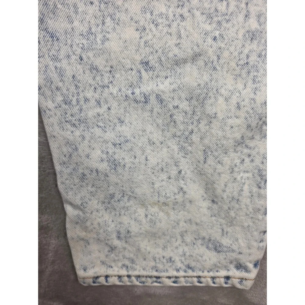 Levis has visible